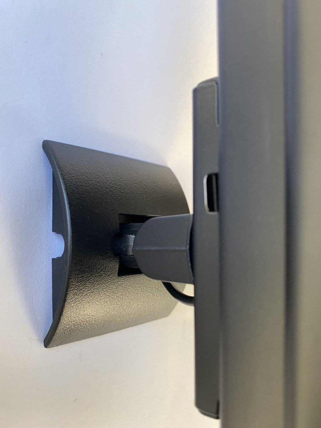 Metal Wall Mount bracket For Bose Lifestyle 600 - Virtually Invisible 300 - Black Single