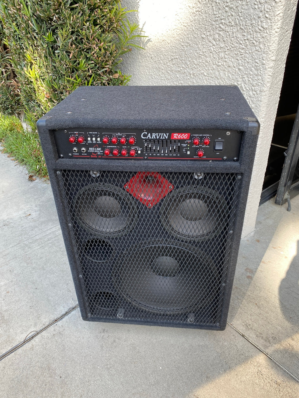 Carvin R600 amplifier with RL6815 Cyclops bass cabinet front view
